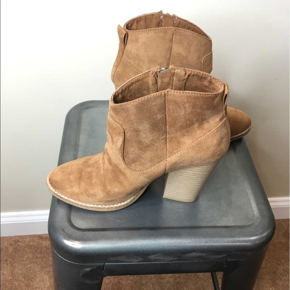 ADORABLE BROWN BOOTIES